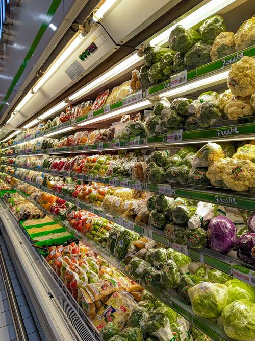 Corredor de supermercado com frutas e legumes