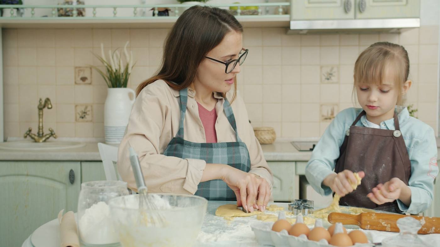 Mãe e filho cozinhando juntos na cozinha